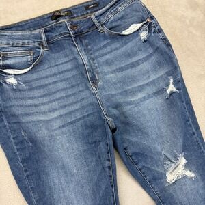 Judy Blue Jeans Women's 20W Distressed Capri Whiskered Medium Wash Stretch Denim